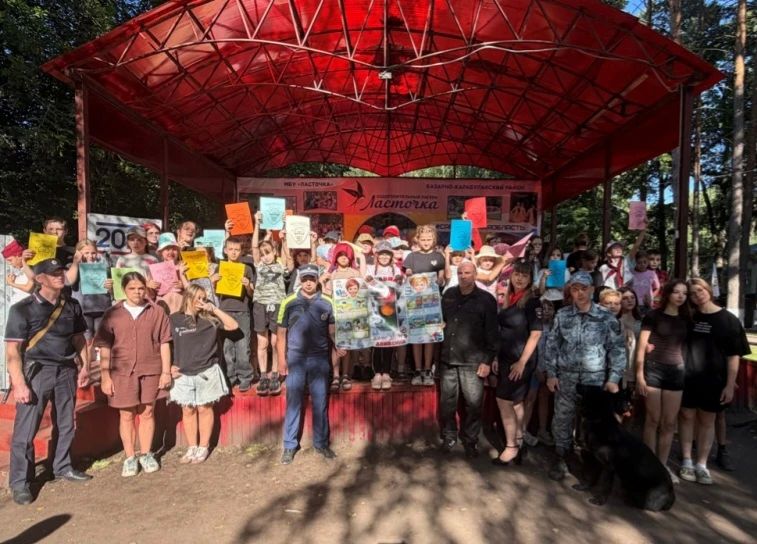 В рамках Всероссийской акции #КаникулысОбщественнымСоветом полицейские совместно с председателем Общественного совета при МО МВД России «Базарно-Карабулакский» Александром Сергушовым побывали в загородном лагере детского... В рамках Всероссийской акции #КаникулысОбщественнымСоветом полицейские совместно с председателем Общественного совета при МО МВД России «Базарно-Карабулакский» Александром Сергушовым побывали в загородном лагере детского...