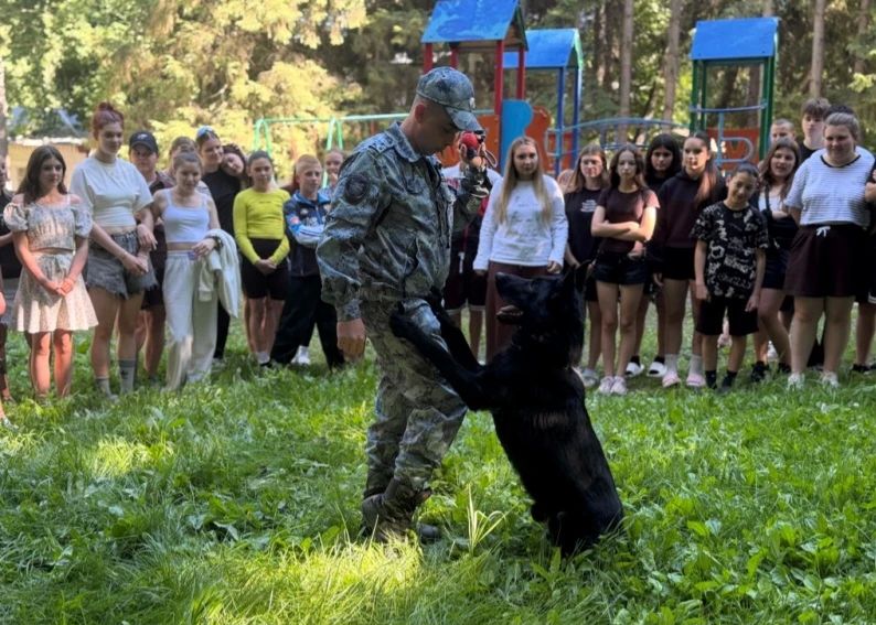 В рамках Всероссийской акции #КаникулысОбщественнымСоветом полицейские совместно с председателем Общественного совета при МО МВД России «Базарно-Карабулакский» Александром Сергушовым побывали в загородном лагере детского... В рамках Всероссийской акции #КаникулысОбщественнымСоветом полицейские совместно с председателем Общественного совета при МО МВД России «Базарно-Карабулакский» Александром Сергушовым побывали в загородном лагере детского...