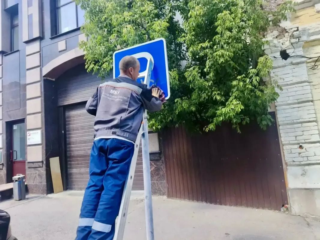 Уборка города. Коммунальные службы осуществляют уборку дорог и тротуаров, мойку остановок, уход за зелеными зонами, подбор мусора, а также ремонт дорожных знаков и ограждений Уборка города. Коммунальные службы осуществляют уборку дорог и тротуаров, мойку остановок, уход за зелеными зонами, подбор мусора, а также ремонт дорожных знаков и ограждений