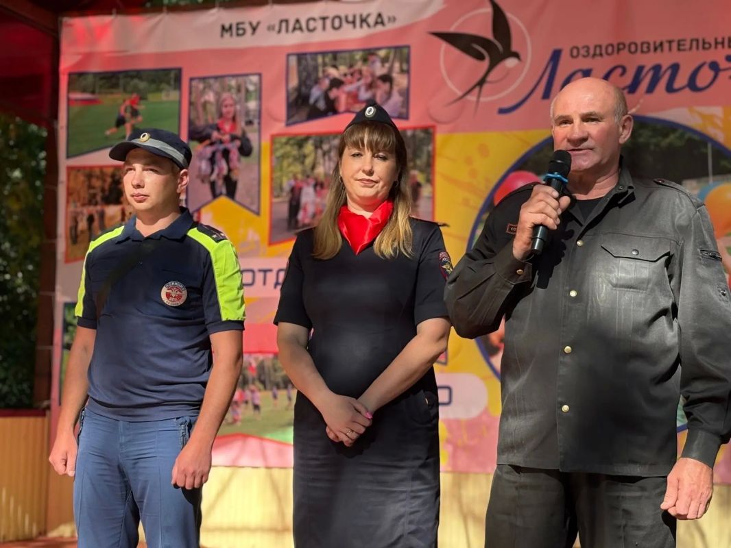 В рамках Всероссийской акции #КаникулысОбщественнымСоветом полицейские совместно с председателем Общественного совета при МО МВД России «Базарно-Карабулакский» Александром Сергушовым побывали в загородном лагере детского... В рамках Всероссийской акции #КаникулысОбщественнымСоветом полицейские совместно с председателем Общественного совета при МО МВД России «Базарно-Карабулакский» Александром Сергушовым побывали в загородном лагере детского...
