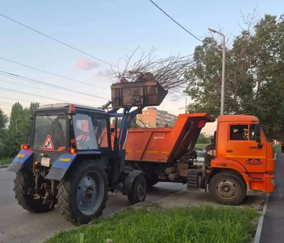 Уборка города. Коммунальные службы осуществляют уборку дорог и тротуаров, мойку остановок, уход за зелеными зонами, подбор мусора, а также ремонт дорожных знаков и ограждений Уборка города. Коммунальные службы осуществляют уборку дорог и тротуаров, мойку остановок, уход за зелеными зонами, подбор мусора, а также ремонт дорожных знаков и ограждений