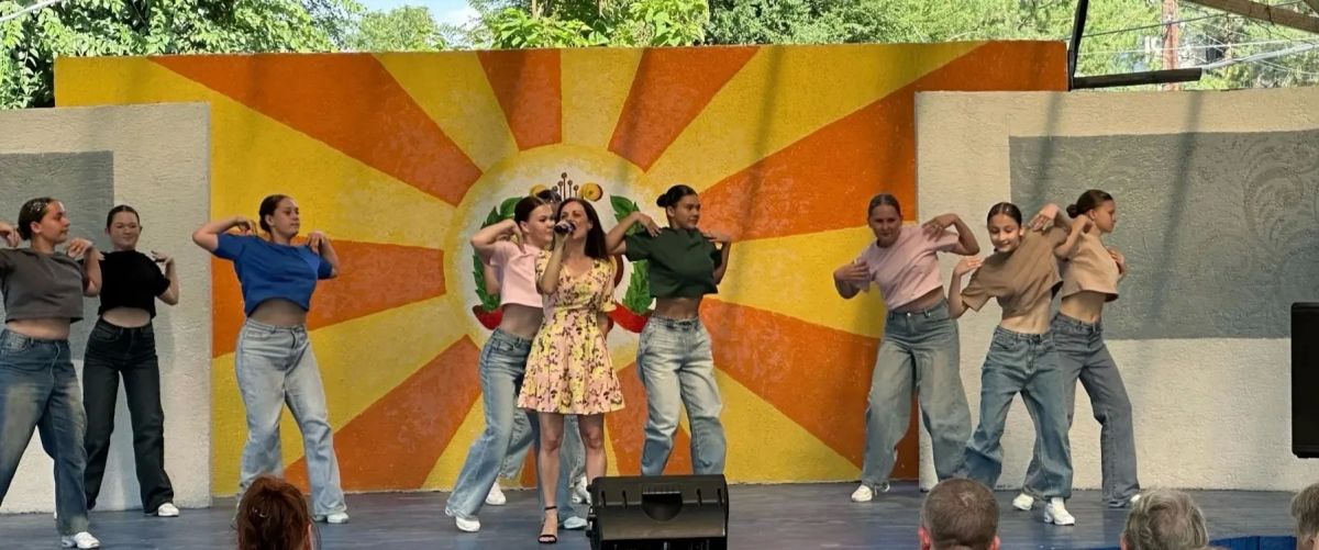 Концерт "Ромашковая Русь", состоявшийся 4 июля в детском парке - это особенный вечер, посвящённый Дню семьи, любви и верности, атмосфера наполнилась искренними эмоциями и мелодиями, воспевающими главные ценности жизни Концерт "Ромашковая Русь", состоявшийся 4 июля в детском парке - это особенный вечер, посвящённый Дню семьи, любви и верности, атмосфера наполнилась искренними эмоциями и мелодиями, воспевающими главные ценности жизни