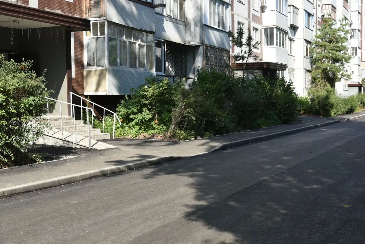 На улице Братьев Захаровых завершены работы по ремонту дворовой территории На улице Братьев Захаровых завершены работы по ремонту дворовой территории