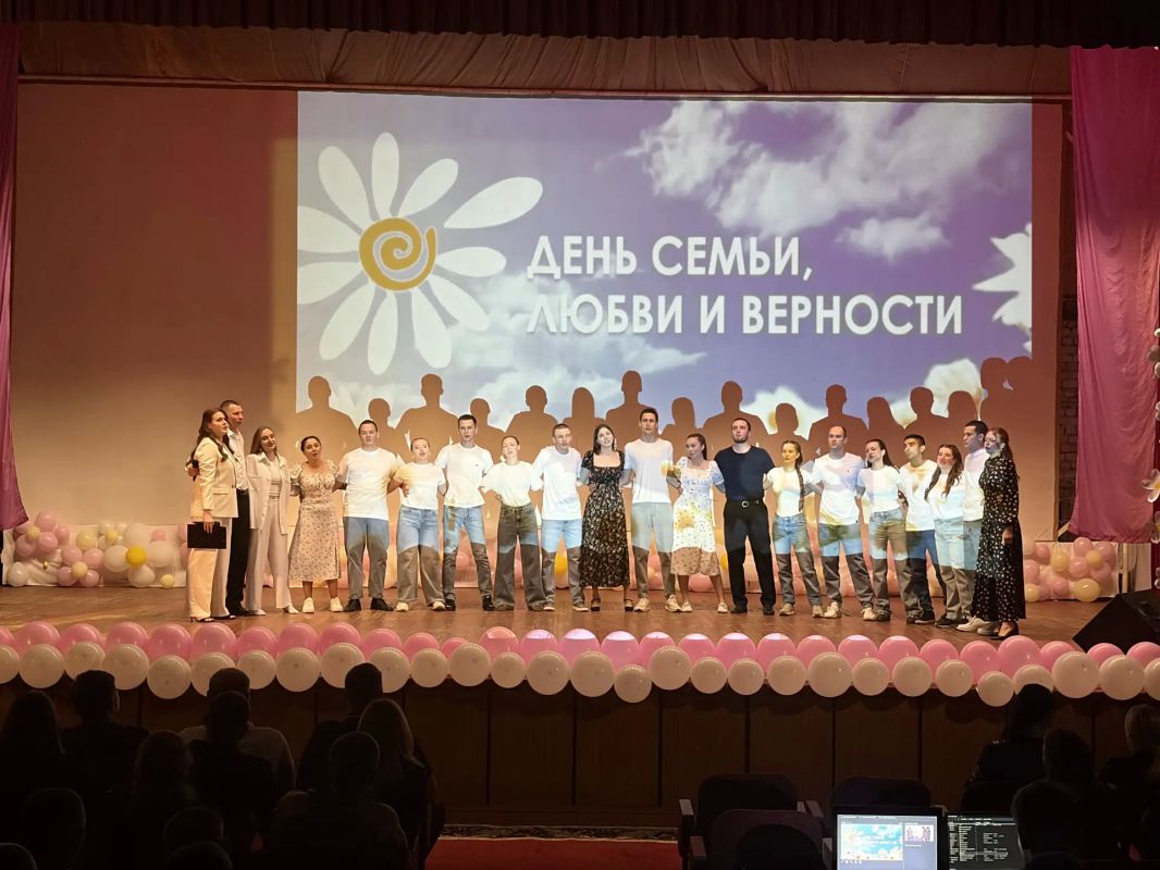В преддверии Дня семьи, любви и верности в Центре профессиональной подготовки Главного управления МВД России по Саратовской области состоялся праздничный концерт В преддверии Дня семьи, любви и верности в Центре профессиональной подготовки Главного управления МВД России по Саратовской области состоялся праздничный концерт