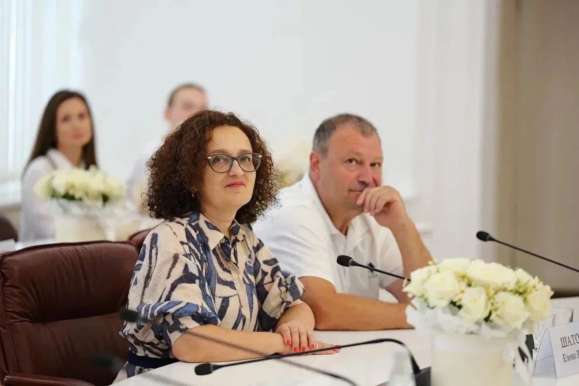 Супружеские пары со "стажем" более 25 лет наградил Роман Бусаргин Супружеские пары со "стажем" более 25 лет наградил Роман Бусаргин