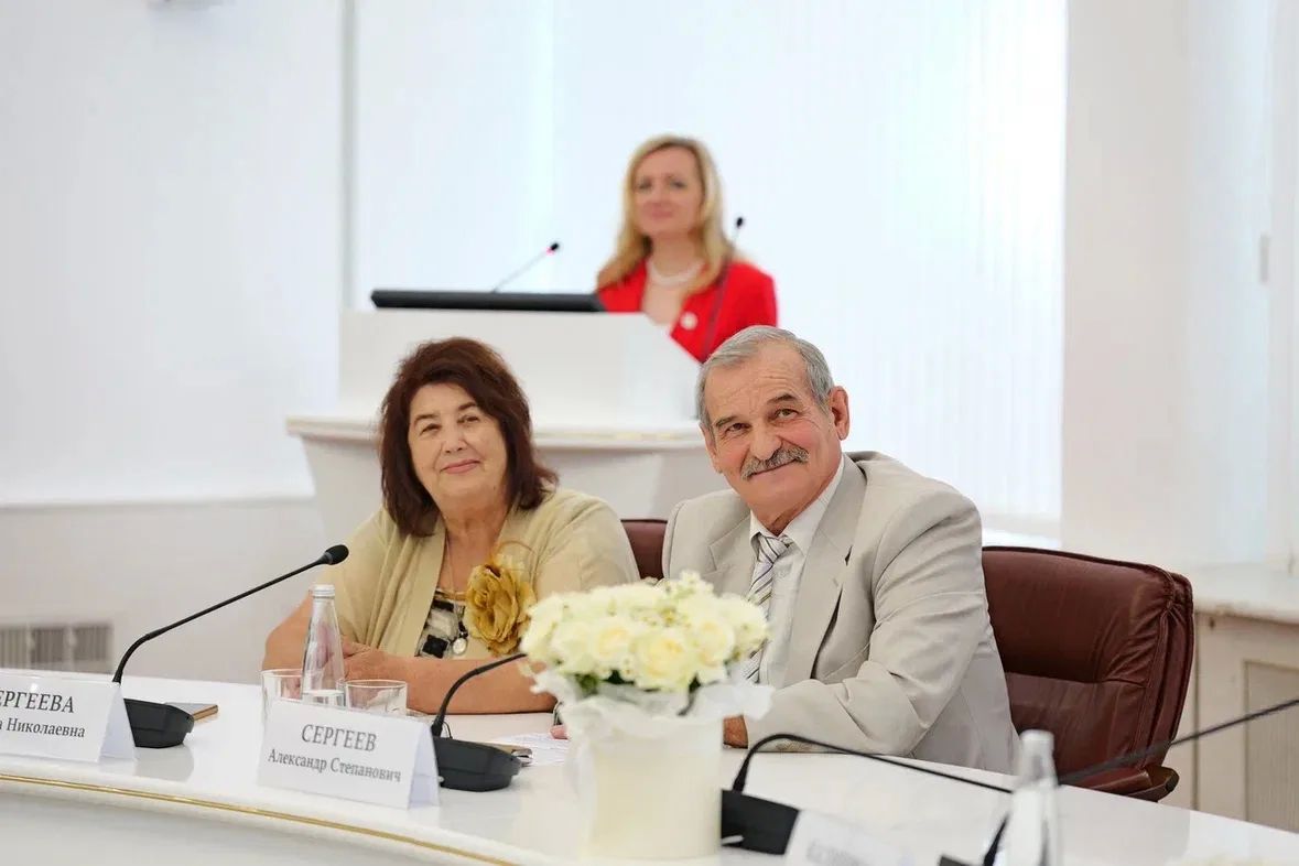 Губернатор Роман Бусаргин вручил саратовским семьям медали «За любовь и верность» Губернатор Роман Бусаргин вручил саратовским семьям медали «За любовь и верность»
