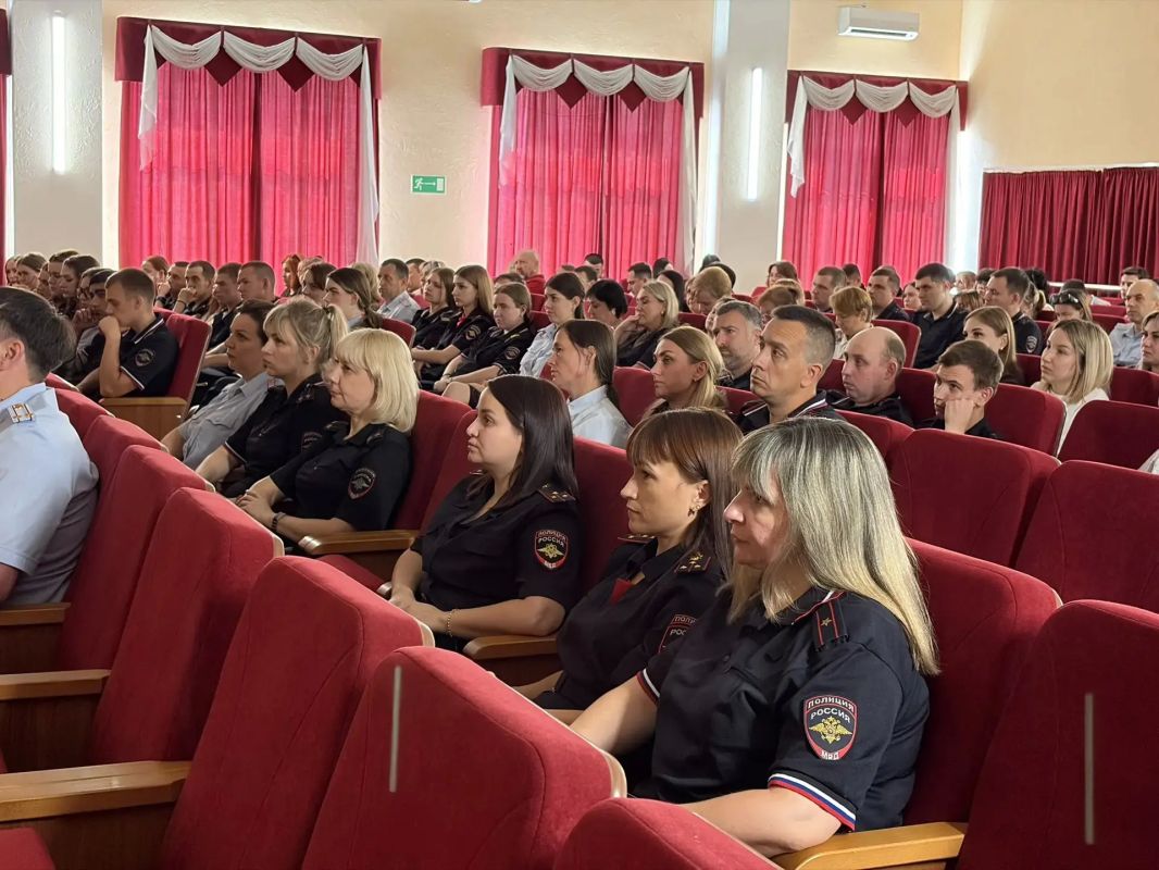 В День семьи, любви и верности в областном главке состоялся Единый день государственно-правового информирования, посвященный теме «Духовные скрепы России: крепкая семья — основа государства, нравственности и правопорядка» В День семьи, любви и верности в областном главке состоялся Единый день государственно-правового информирования, посвященный теме «Духовные скрепы России: крепкая семья — основа государства, нравственности и правопорядка»