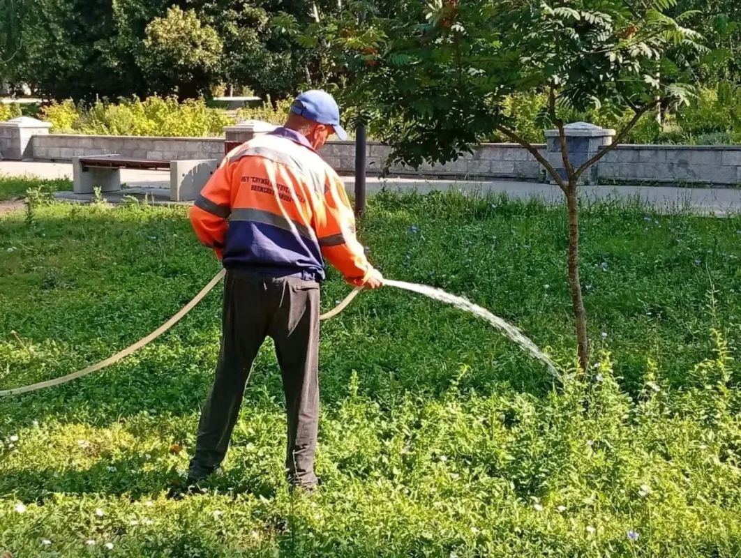 Уборка города. Коммунальные службы осуществляют уборку дорог и тротуаров, мойку и ремонт остановочных павильонов, уход за зелеными зонами, подбор мусора, а также ремонт дорожных знаков и ограждений Уборка города. Коммунальные службы осуществляют уборку дорог и тротуаров, мойку и ремонт остановочных павильонов, уход за зелеными зонами, подбор мусора, а также ремонт дорожных знаков и ограждений