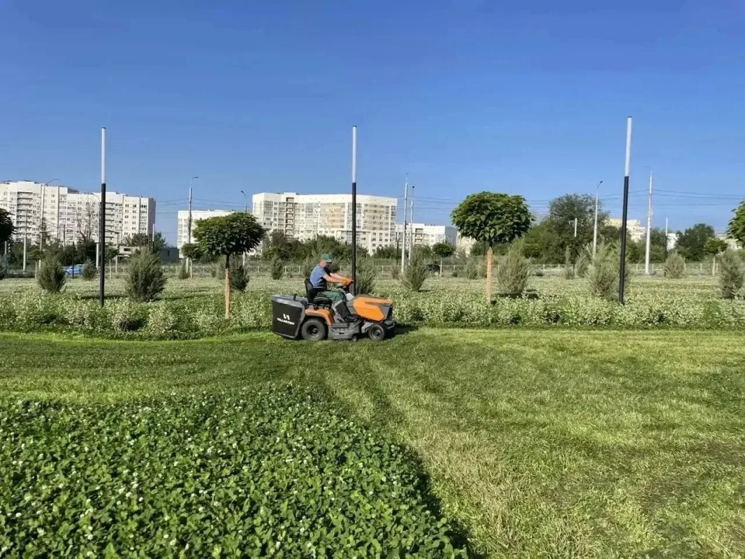 Уборка города. Коммунальные службы осуществляют уборку дорог и тротуаров, мойку и ремонт остановочных павильонов, уход за зелеными зонами, подбор мусора, а также ремонт дорожных знаков и ограждений Уборка города. Коммунальные службы осуществляют уборку дорог и тротуаров, мойку и ремонт остановочных павильонов, уход за зелеными зонами, подбор мусора, а также ремонт дорожных знаков и ограждений