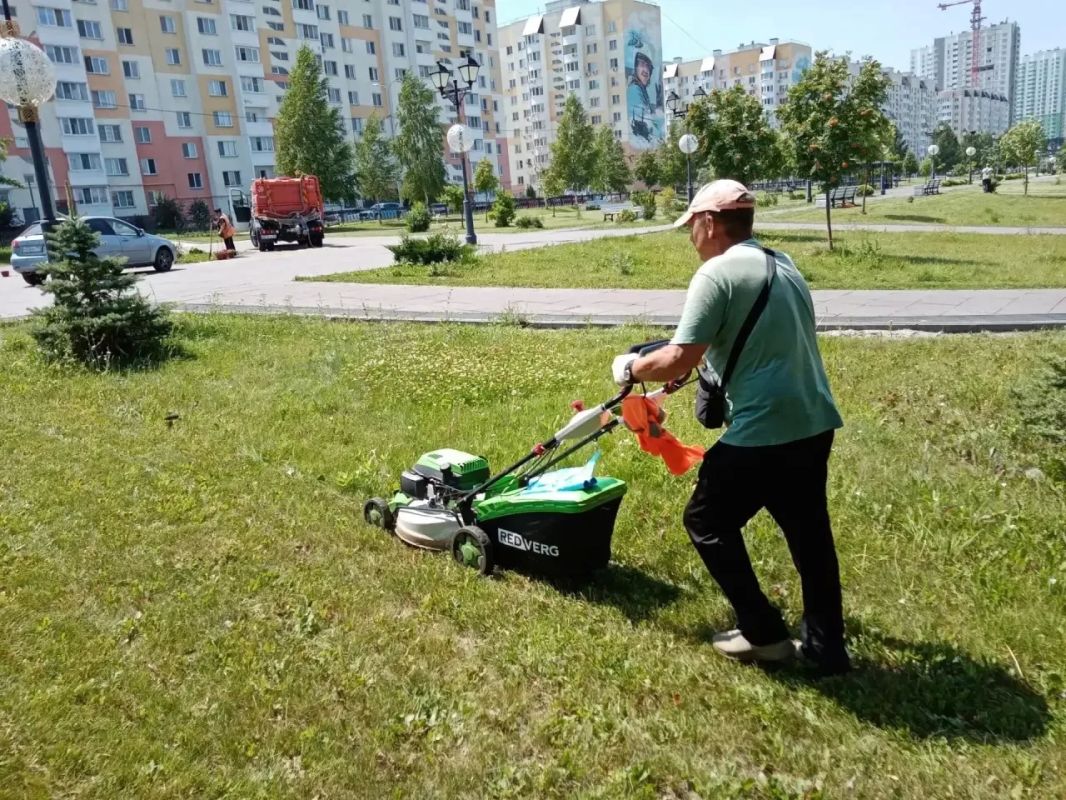 Уборка города. Коммунальные службы осуществляют уборку дорог и тротуаров, мойку и ремонт остановочных павильонов, уход за зелеными зонами, подбор мусора, а также ремонт дорожных знаков и ограждений Уборка города. Коммунальные службы осуществляют уборку дорог и тротуаров, мойку и ремонт остановочных павильонов, уход за зелеными зонами, подбор мусора, а также ремонт дорожных знаков и ограждений