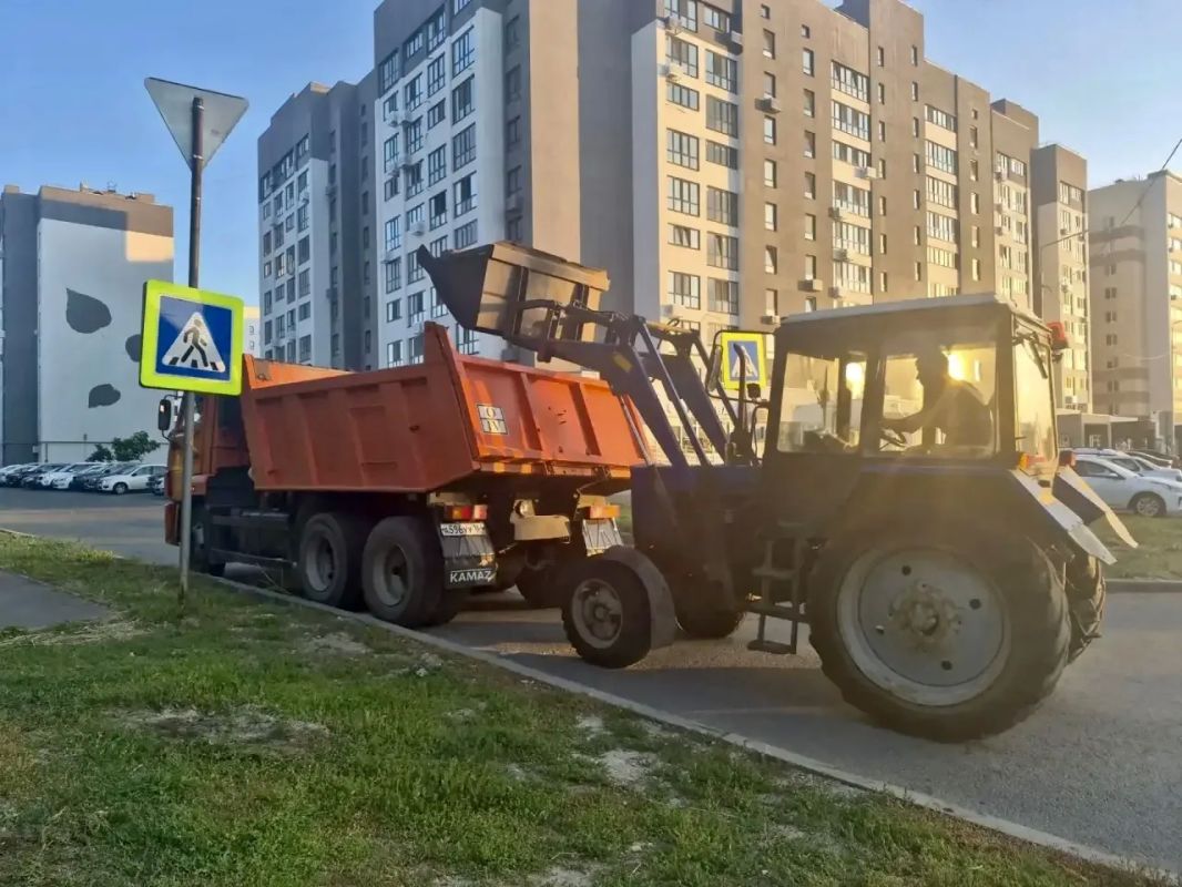 Уборка города. Коммунальные службы осуществляют уборку дорог и тротуаров, мойку и ремонт остановочных павильонов, уход за зелеными зонами, подбор мусора, а также ремонт дорожных знаков и ограждений Уборка города. Коммунальные службы осуществляют уборку дорог и тротуаров, мойку и ремонт остановочных павильонов, уход за зелеными зонами, подбор мусора, а также ремонт дорожных знаков и ограждений