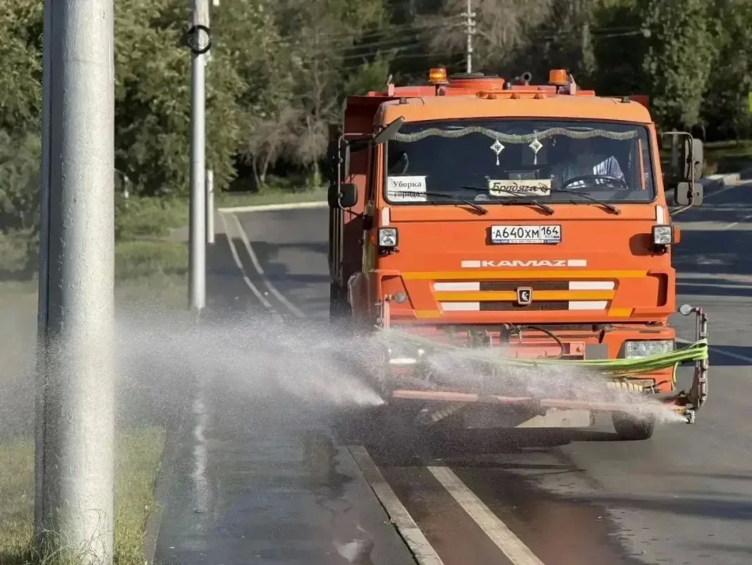 Уборка города. Коммунальные службы осуществляют уборку дорог и тротуаров, мойку и ремонт остановочных павильонов, уход за зелеными зонами, подбор мусора, а также ремонт дорожных знаков и ограждений Уборка города. Коммунальные службы осуществляют уборку дорог и тротуаров, мойку и ремонт остановочных павильонов, уход за зелеными зонами, подбор мусора, а также ремонт дорожных знаков и ограждений