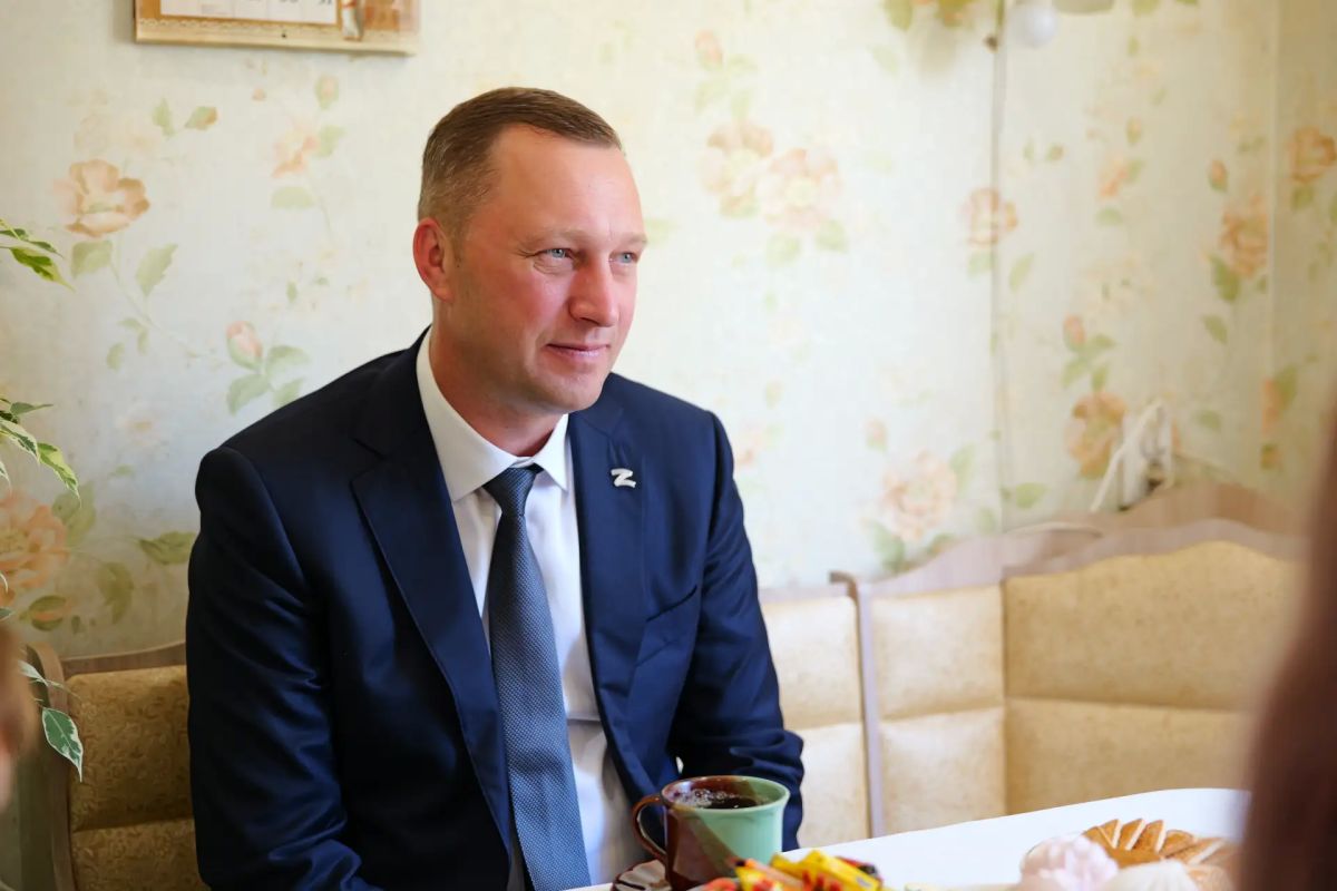 Роман Бусаргин: В Энгельсе навестил семью нашего участника специальной военной операции Роман Бусаргин: В Энгельсе навестил семью нашего участника специальной военной операции