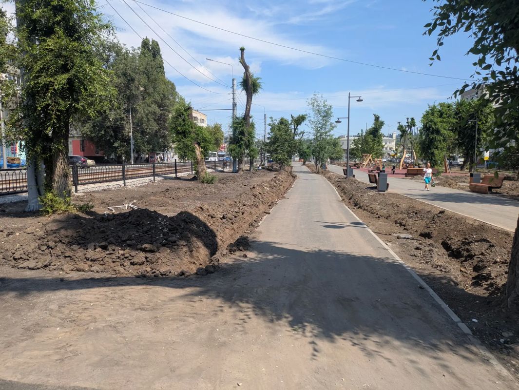 Обновленный сквер на Астраханской: саратовцы жалуются на отсутствие деревьев Обновленный сквер на Астраханской: саратовцы жалуются на отсутствие деревьев