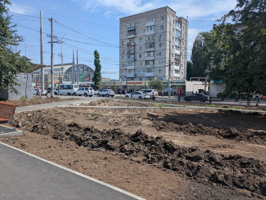 Обновленный сквер на Астраханской: саратовцы жалуются на отсутствие деревьев Обновленный сквер на Астраханской: саратовцы жалуются на отсутствие деревьев