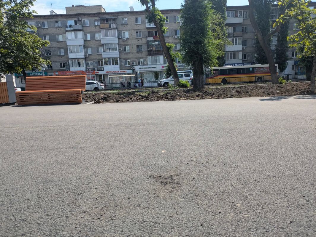 Обновленный сквер на Астраханской: саратовцы жалуются на отсутствие деревьев Обновленный сквер на Астраханской: саратовцы жалуются на отсутствие деревьев