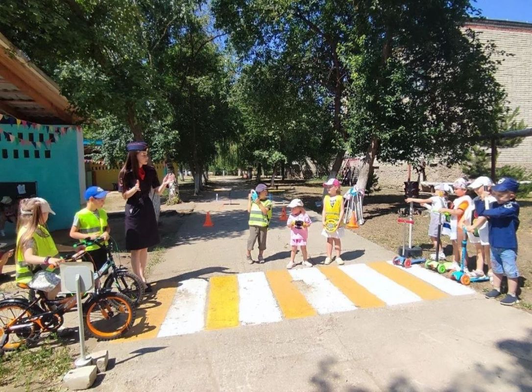 В Пугачеве полицейские и общественики провели для дошколят увлекательную игру «Азбука безопасности дорожного движения» В Пугачеве полицейские и общественики провели для дошколят увлекательную игру «Азбука безопасности дорожного движения»