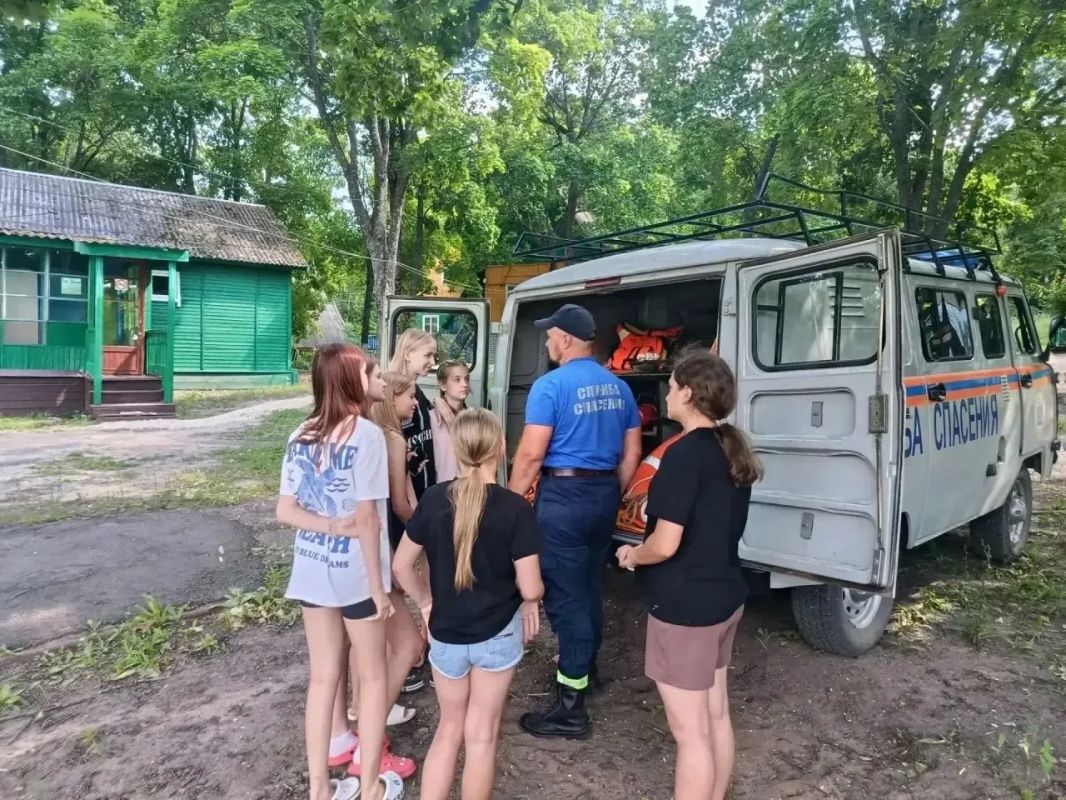 Спасатели провели занятие в детских лагерях