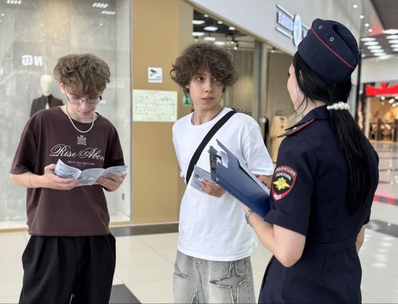 Саратовские полицейские и общественники продолжают проводить беседы с подростками Саратовские полицейские и общественники продолжают проводить беседы с подростками