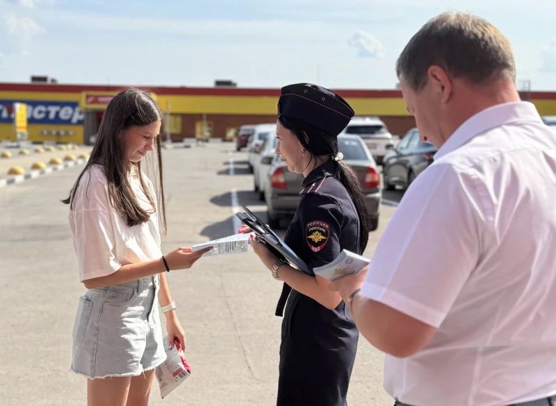 Саратовские полицейские и общественники продолжают проводить беседы с подростками Саратовские полицейские и общественники продолжают проводить беседы с подростками