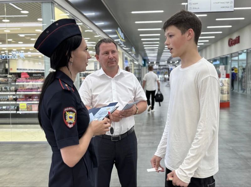 Саратовские полицейские и общественники продолжают проводить беседы с подростками Саратовские полицейские и общественники продолжают проводить беседы с подростками