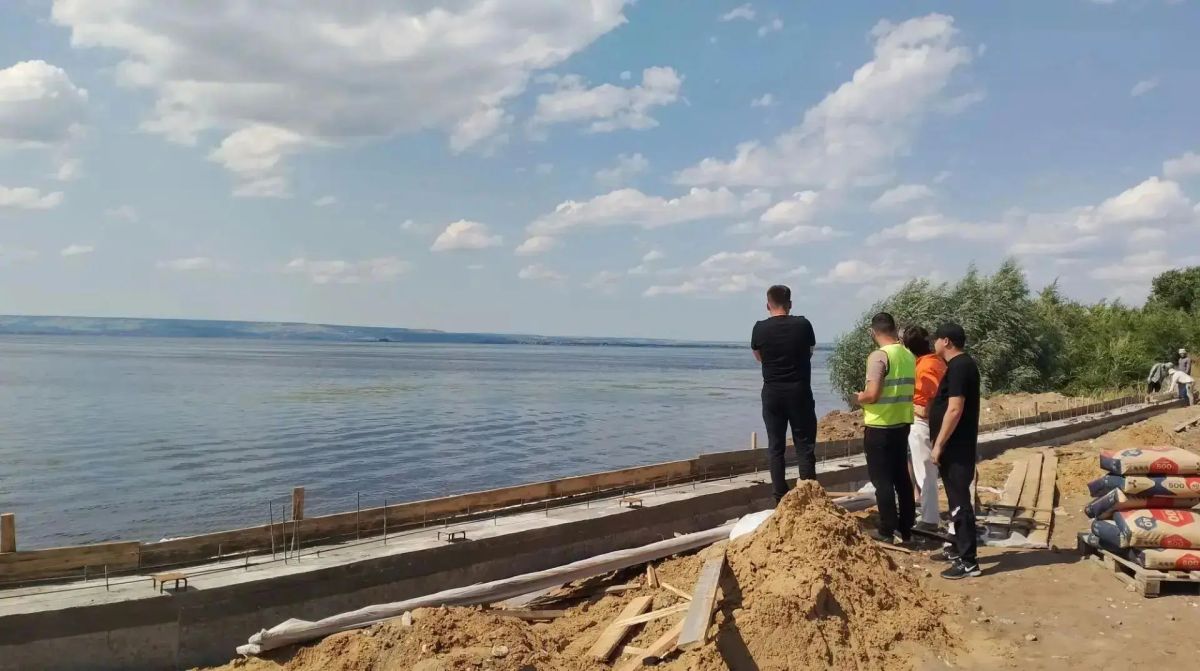 В селе Узморье Терновского муниципального образования продолжается благоустройство набережной в рамках программы поддержки местных инициатив В селе Узморье Терновского муниципального образования продолжается благоустройство набережной в рамках программы поддержки местных инициатив