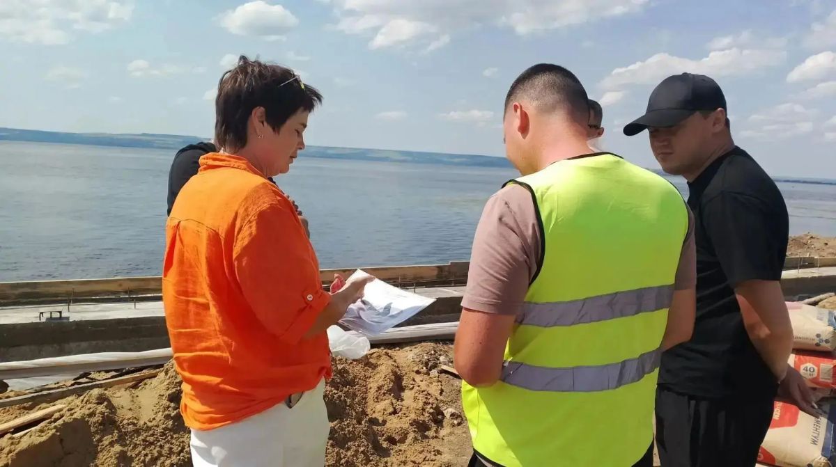 В селе Узморье Терновского муниципального образования продолжается благоустройство набережной в рамках программы поддержки местных инициатив