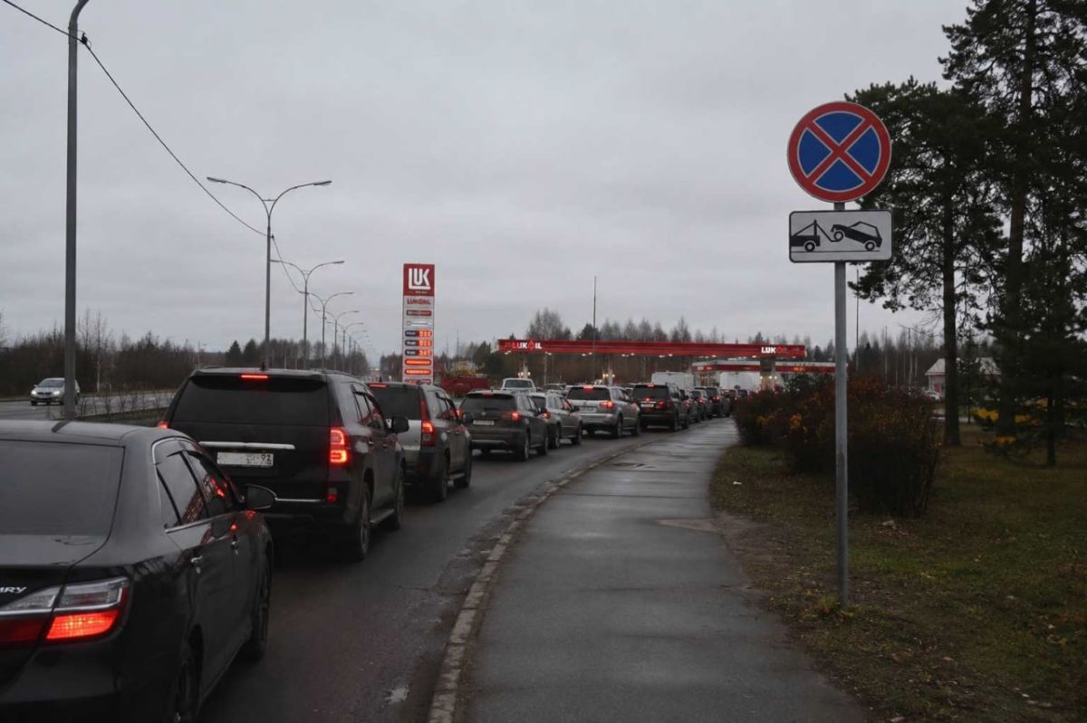 Очередь — крайняя необходимость: МВД отменит штрафы водителям за вынужденную парковку у АЗС Очередь — крайняя необходимость: МВД отменит штрафы водителям за вынужденную парковку у АЗС