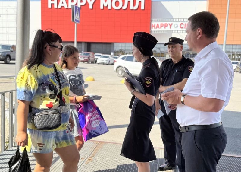 Саратовские полицейские и общественники продолжают проводить беседы с подростками Саратовские полицейские и общественники продолжают проводить беседы с подростками