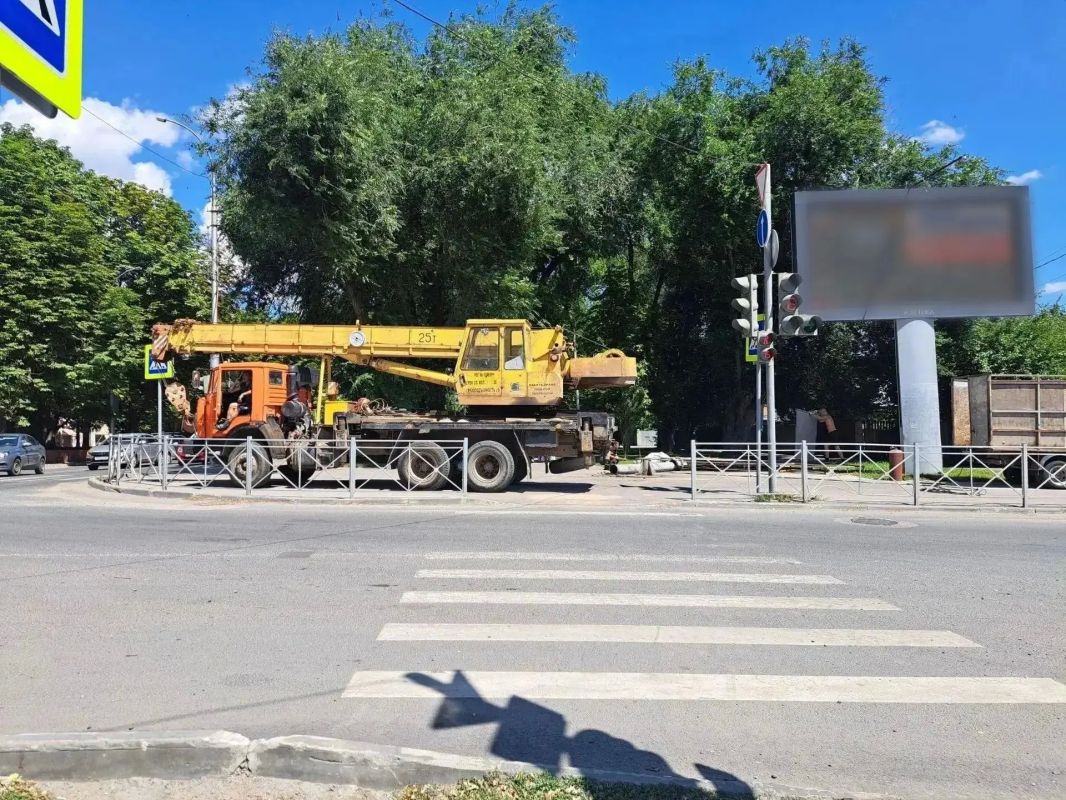 В Саратове продолжается освобождение городских территорий от незаконных рекламных конструкций В Саратове продолжается освобождение городских территорий от незаконных рекламных конструкций