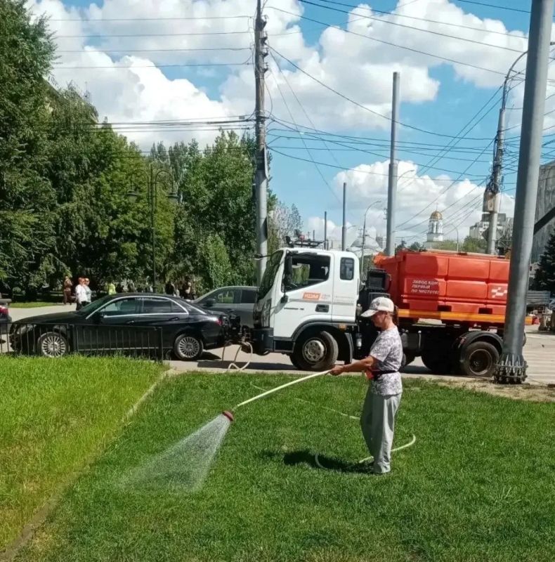 Уборка города. Коммунальные службы осуществляют уборку дорог и тротуаров, мойку и ремонт остановочных павильонов, уход за зелеными зонами, подбор мусора, а также ремонт дорожных знаков и ограждений Уборка города. Коммунальные службы осуществляют уборку дорог и тротуаров, мойку и ремонт остановочных павильонов, уход за зелеными зонами, подбор мусора, а также ремонт дорожных знаков и ограждений
