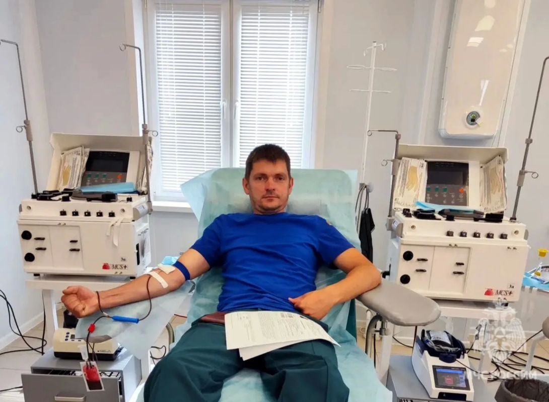 Пополнили банк крови. Сегодня сотрудники МЧС России пополнили банк крови региона почти на 10 литров Пополнили банк крови. Сегодня сотрудники МЧС России пополнили банк крови региона почти на 10 литров