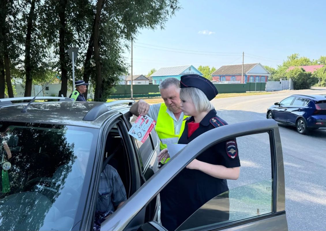 В Аркадаке Госавтоинспекция и «Дорожный патруль» объединили усилия для повышения безопасности на дорогах В Аркадаке Госавтоинспекция и «Дорожный патруль» объединили усилия для повышения безопасности на дорогах