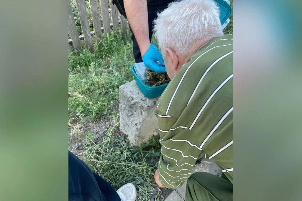 В Саратове сотрудниками патрульно-постовой службы задержан подозреваемый в хранении растительных наркотиков