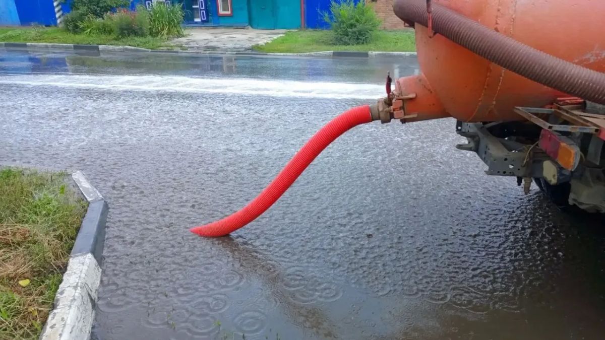 Откачиваем дождевую воду. Наша специализированная техника работает для ликвидации последствий подтоплений Откачиваем дождевую воду. Наша специализированная техника работает для ликвидации последствий подтоплений