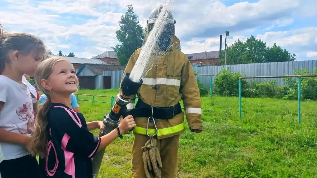 Безопасный лагерь. Огнеборцы пожарного поста под руководством Александра Демидова сменили привычный маршрут Безопасный лагерь. Огнеборцы пожарного поста под руководством Александра Демидова сменили привычный маршрут