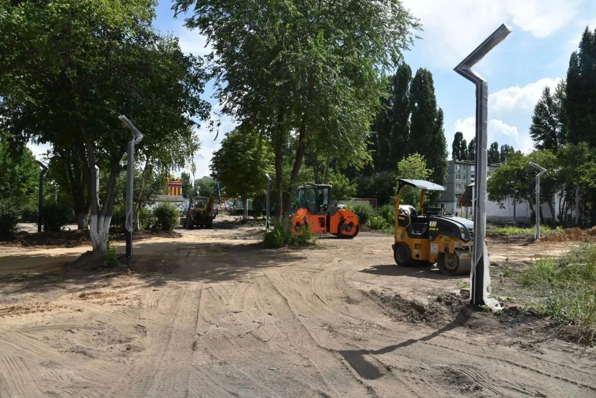 В сквере имени Вячеслава Малярова продолжаются работы по благоустройству В сквере имени Вячеслава Малярова продолжаются работы по благоустройству