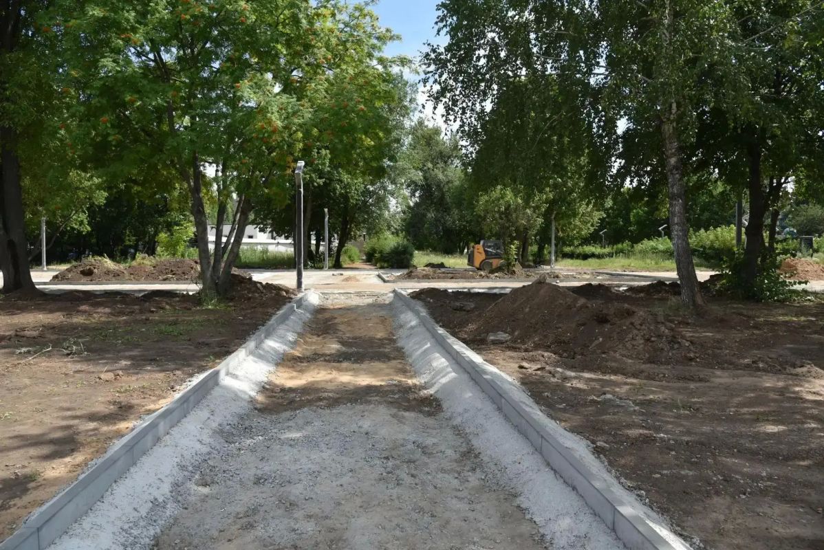 В сквере имени Вячеслава Малярова продолжаются работы по благоустройству В сквере имени Вячеслава Малярова продолжаются работы по благоустройству