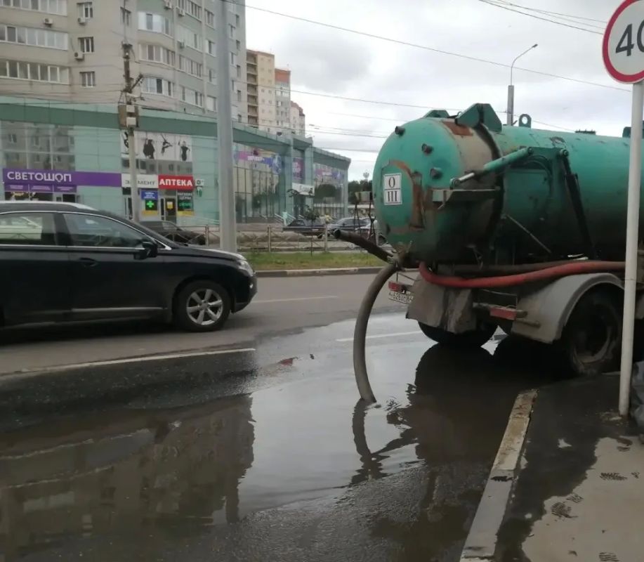 Откачиваем дождевую воду. Наша специализированная техника работает для ликвидации последствий подтоплений Откачиваем дождевую воду. Наша специализированная техника работает для ликвидации последствий подтоплений