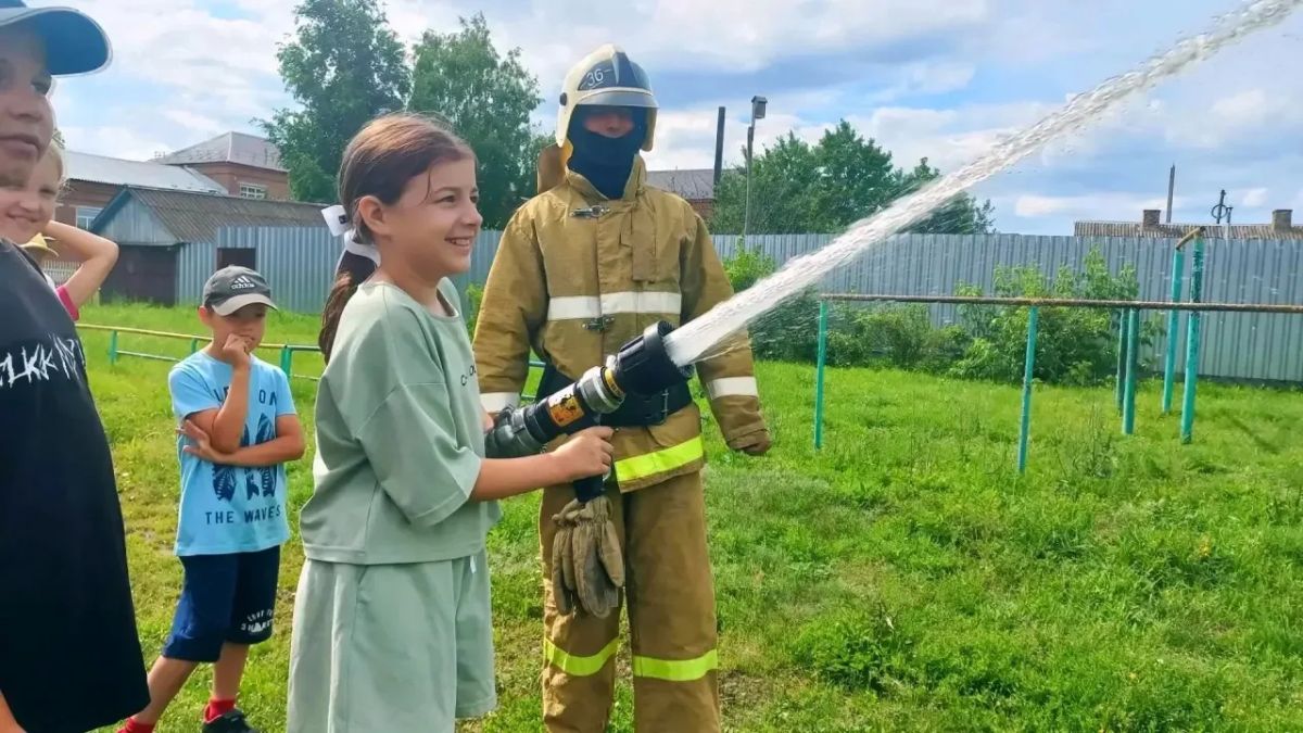 Безопасный лагерь. Огнеборцы пожарного поста под руководством Александра Демидова сменили привычный маршрут Безопасный лагерь. Огнеборцы пожарного поста под руководством Александра Демидова сменили привычный маршрут
