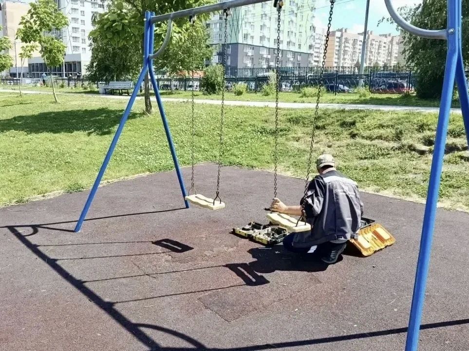 Уборка города. Коммунальные службы осуществляют уборку дорог и тротуаров, мойку и ремонт остановочных павильонов, уход за зелеными зонами, подбор мусора, а также ремонт дорожных знаков и ограждений Уборка города. Коммунальные службы осуществляют уборку дорог и тротуаров, мойку и ремонт остановочных павильонов, уход за зелеными зонами, подбор мусора, а также ремонт дорожных знаков и ограждений