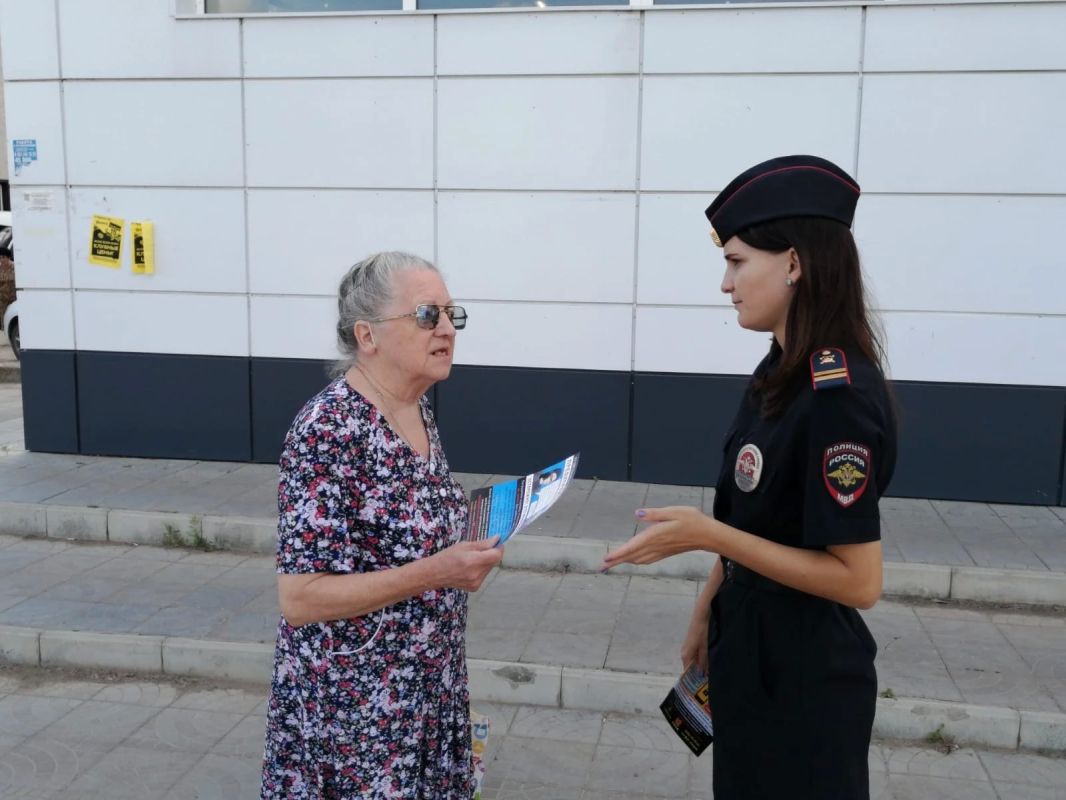 Сотрудники ОМВД России по Краснокутскому району Саратовской области провели разъяснительные беседы об угрозах мошенничества с жителями Красного Кута, сделав акцент при выборе аудитории на горожанах пенсионного возраста Сотрудники ОМВД России по Краснокутскому району Саратовской области провели разъяснительные беседы об угрозах мошенничества с жителями Красного Кута, сделав акцент при выборе аудитории на горожанах пенсионного возраста