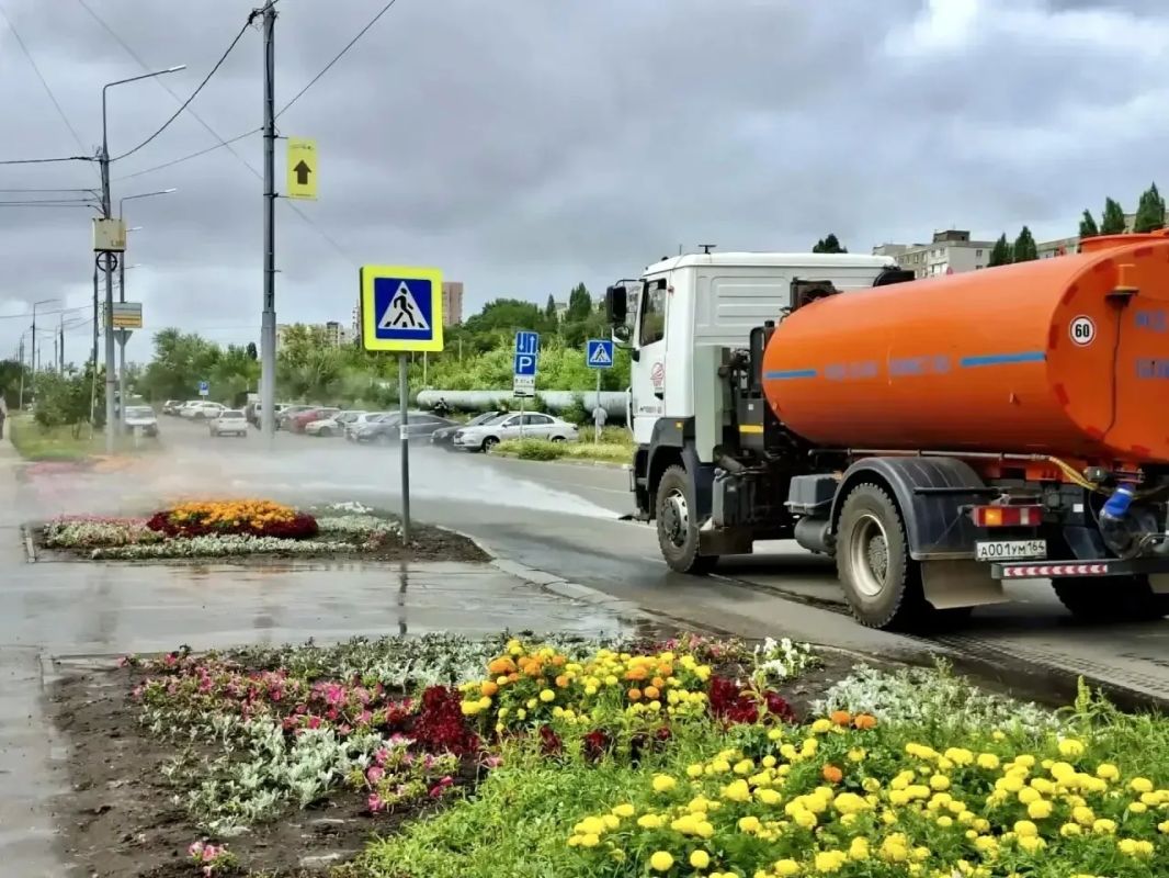 Уборка города. Коммунальные службы осуществляют уборку дорог и тротуаров, мойку и ремонт остановочных павильонов, уход за зелеными зонами, подбор мусора, а также ремонт дорожных знаков и ограждений Уборка города. Коммунальные службы осуществляют уборку дорог и тротуаров, мойку и ремонт остановочных павильонов, уход за зелеными зонами, подбор мусора, а также ремонт дорожных знаков и ограждений