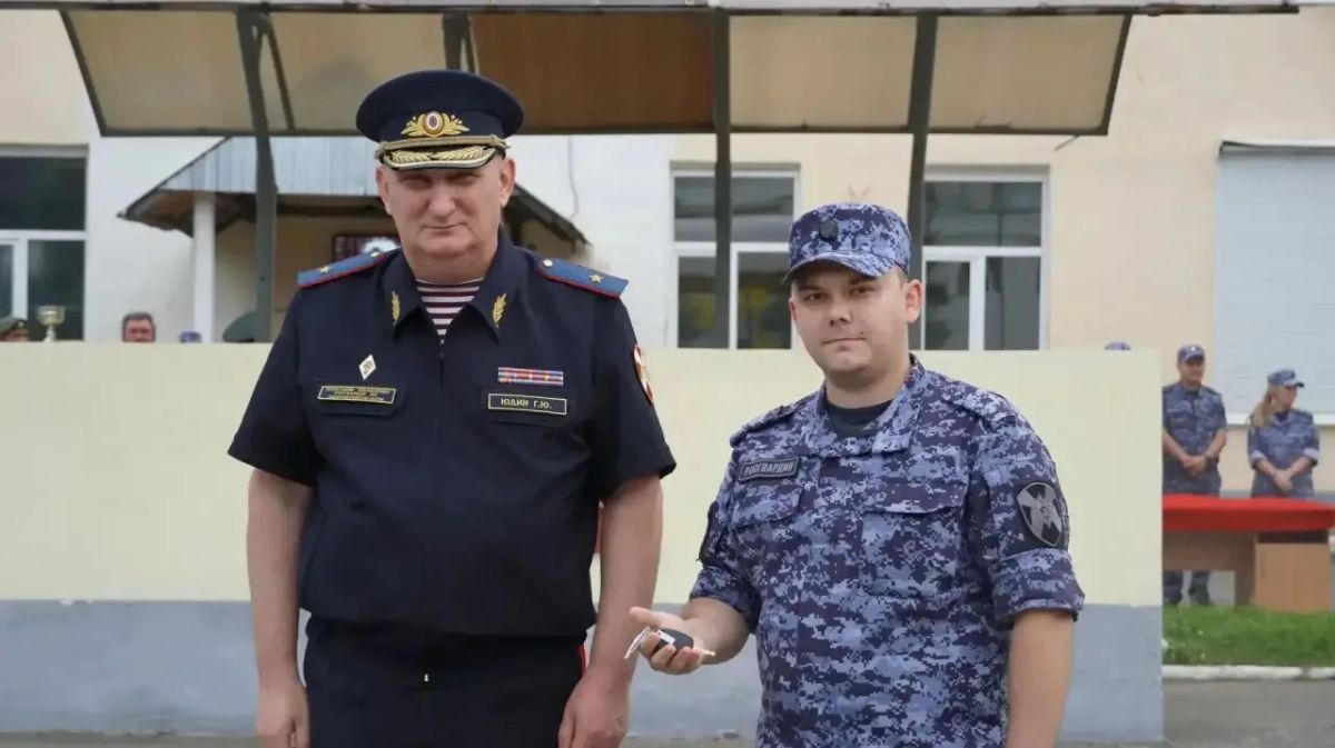 В Управлении Росгвардии по Саратовской области состоялись торжественная церемония приведения к присяге молодых сотрудников вневедомственной охраны и передача новых служебных автомобилей В Управлении Росгвардии по Саратовской области состоялись торжественная церемония приведения к присяге молодых сотрудников вневедомственной охраны и передача новых служебных автомобилей