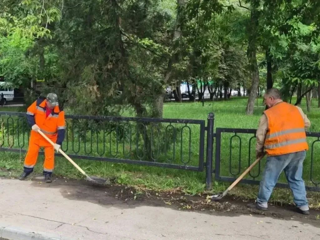Уборка города. Коммунальные службы осуществляют уборку дорог и тротуаров, мойку и ремонт остановочных павильонов, уход за зелеными зонами, подбор мусора, а также ремонт дорожных знаков и ограждений Уборка города. Коммунальные службы осуществляют уборку дорог и тротуаров, мойку и ремонт остановочных павильонов, уход за зелеными зонами, подбор мусора, а также ремонт дорожных знаков и ограждений