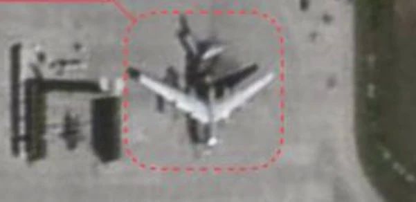 Спутниковый снимок Ту-95МС, уничтоженного дронами-камикадзе в результате налета на авиабазу "Энгельс-2" 16 июня Спутниковый снимок Ту-95МС, уничтоженного дронами-камикадзе в результате налета на авиабазу "Энгельс-2" 16 июня