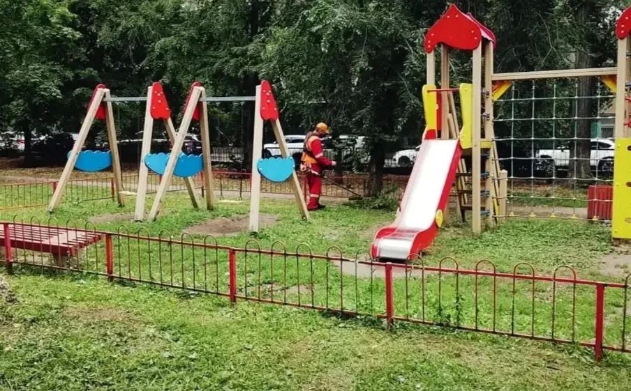 Уборка города. Коммунальные службы осуществляют уборку дорог и тротуаров, мойку и ремонт остановочных павильонов, уход за зелеными зонами, подбор мусора, а также ремонт дорожных знаков и ограждений Уборка города. Коммунальные службы осуществляют уборку дорог и тротуаров, мойку и ремонт остановочных павильонов, уход за зелеными зонами, подбор мусора, а также ремонт дорожных знаков и ограждений