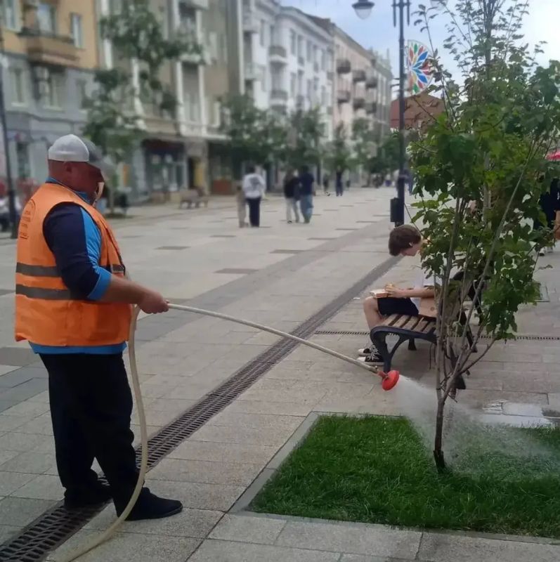 Уборка города. Коммунальные службы осуществляют уборку дорог и тротуаров, мойку и ремонт остановочных павильонов, уход за зелеными зонами, подбор мусора, а также ремонт дорожных знаков и ограждений Уборка города. Коммунальные службы осуществляют уборку дорог и тротуаров, мойку и ремонт остановочных павильонов, уход за зелеными зонами, подбор мусора, а также ремонт дорожных знаков и ограждений