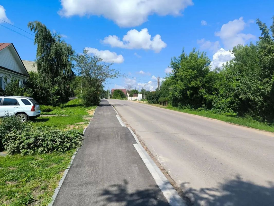 В Петровске отремонтировали тротуары к Железному мосту, больнице и рынку В Петровске отремонтировали тротуары к Железному мосту, больнице и рынку