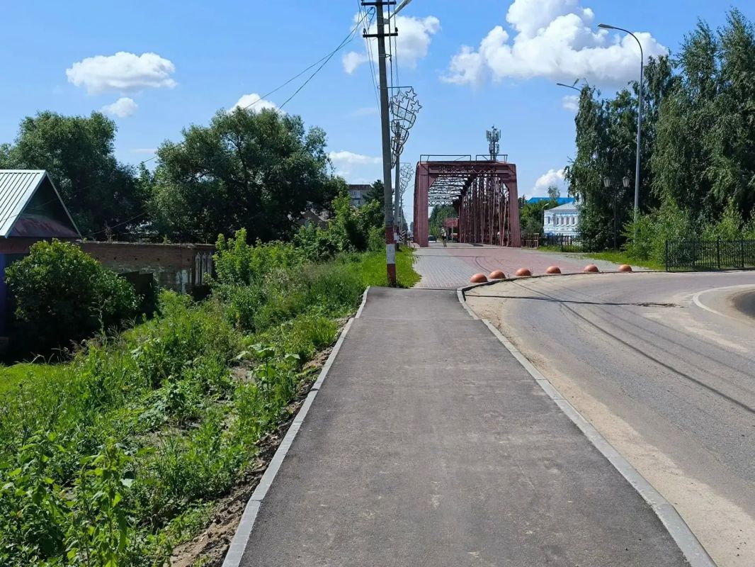 В Петровске отремонтировали тротуары к Железному мосту, больнице и рынку В Петровске отремонтировали тротуары к Железному мосту, больнице и рынку